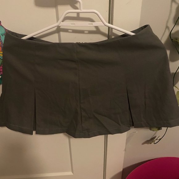 Super cute and vintage grey skirt. - Picture 2 of 3